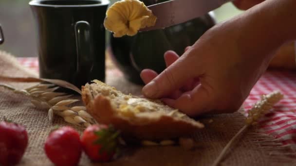 Разбрасывание масла на ломтик хлеба из цельной муки — стоковое видео