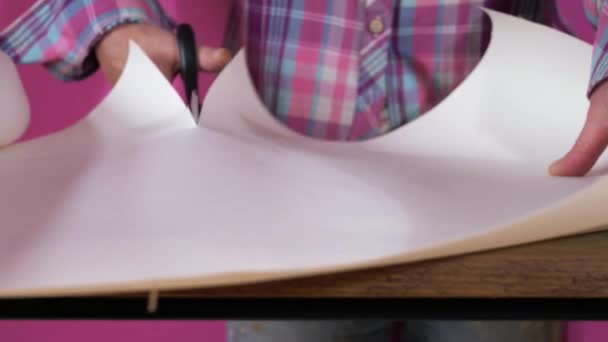 Tapeten auf einem Tisch mit der Schere schneiden — Stockvideo