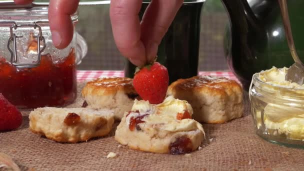 Scone de creme coagulado fresco coberto com morango — Vídeo de Stock