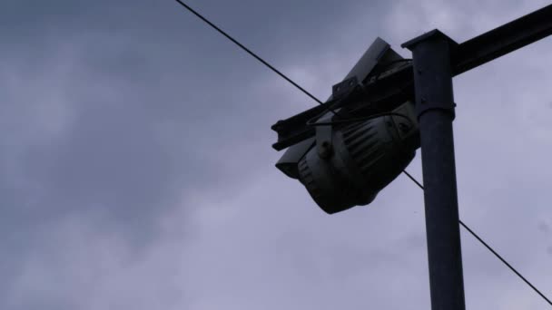 CCTV Câmera de segurança com nuvens de fundo lapso de tempo — Vídeo de Stock