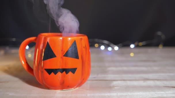 Bruxas preparam em caneca de abóbora no Halloween — Vídeo de Stock