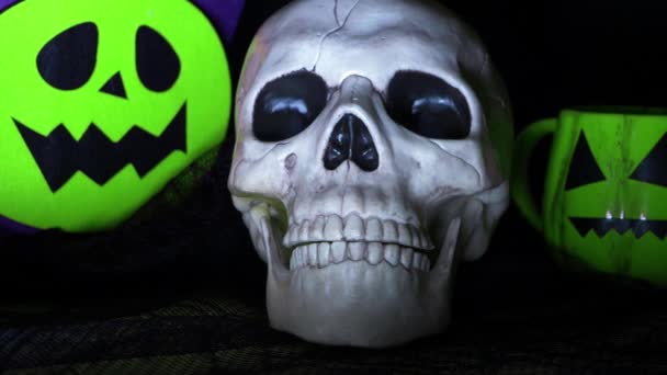 Strašidelná lidská lebka s halloweenskou výzdobou — Stock video