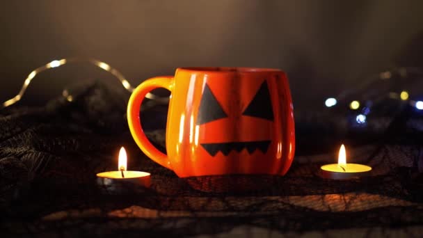 Bruxas preparam em caneca de abóbora no Halloween — Vídeo de Stock