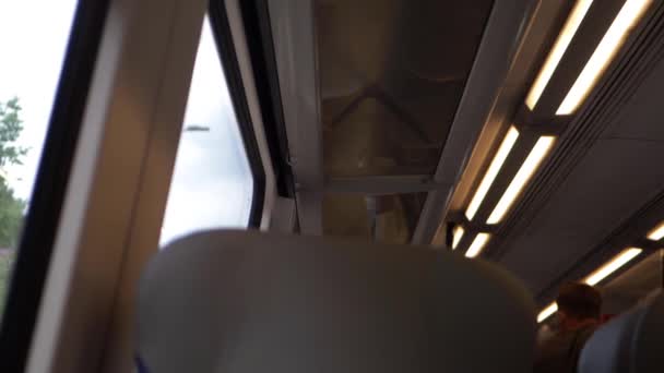 Patrząc w górę na dach pociągu w podróży kolejowej — Wideo stockowe