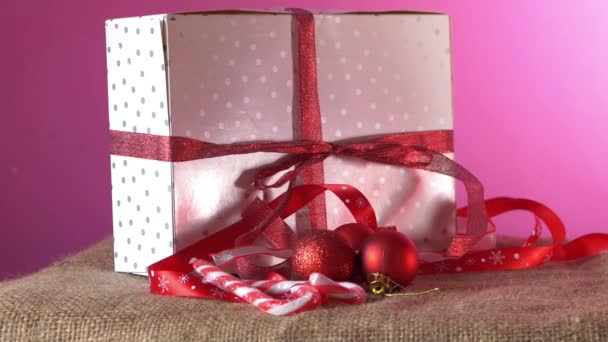 Santa miejsc prezent na wyświetlaczu świątecznym — Wideo stockowe