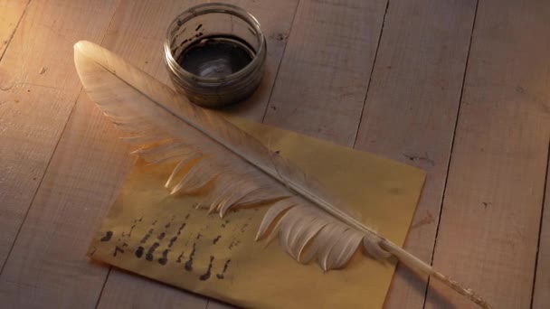 Schrijftafel met veer en inkt in flikkerend licht — Stockvideo