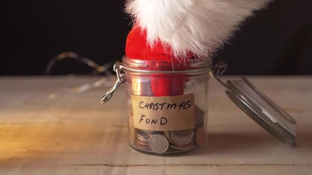 Kerstman haalt geld uit kerstspaargeld — Stockvideo
