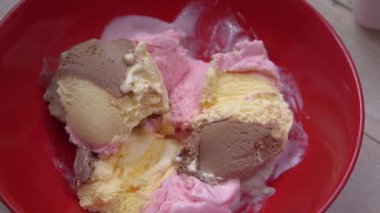 Farklı tatlarda dondurma servisi.