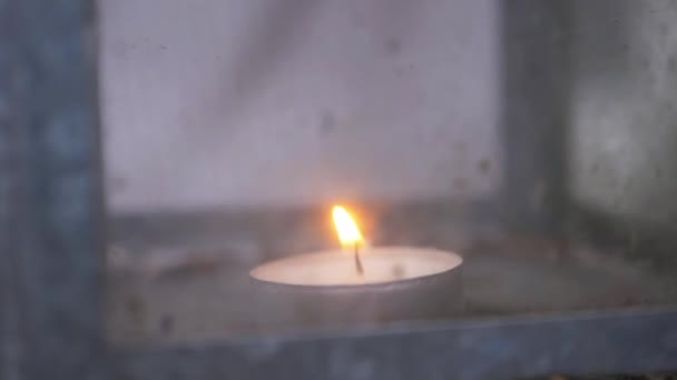 Dammigt gammalt glas lykta med ljus brinnande — Stockvideo