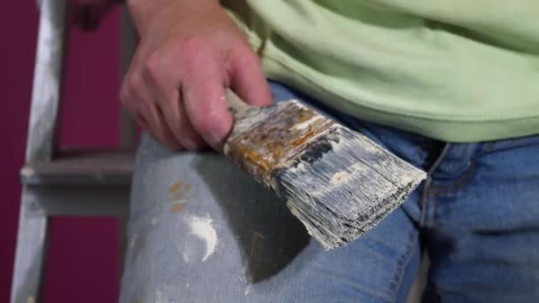 Mãos segurando um pincel de pintura — Vídeo de Stock