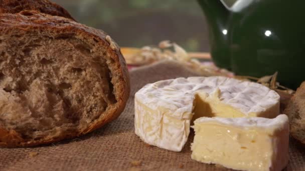 Čerstvý celozrnný bochník chleba se sýrem Camembert — Stock video
