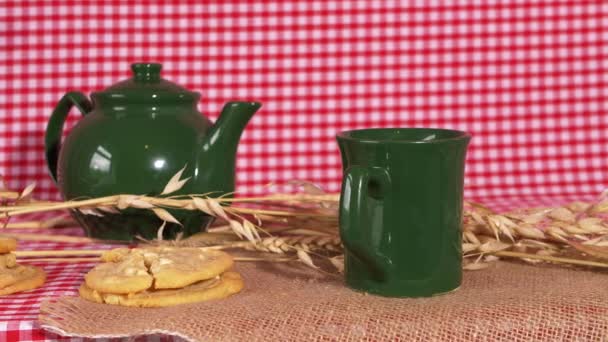 Tè e biscotti appena sfornati su sfondo rosso gingham — Video Stock