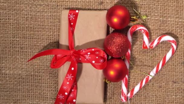 Regalos de Navidad y bastón de caramelo en arpillera — Vídeos de Stock