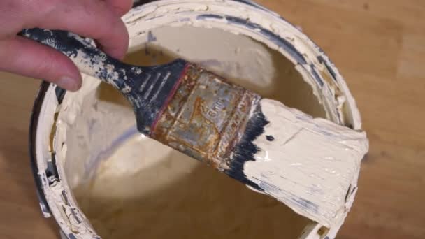 Peintre avec étain de peinture et pinceau — Video
