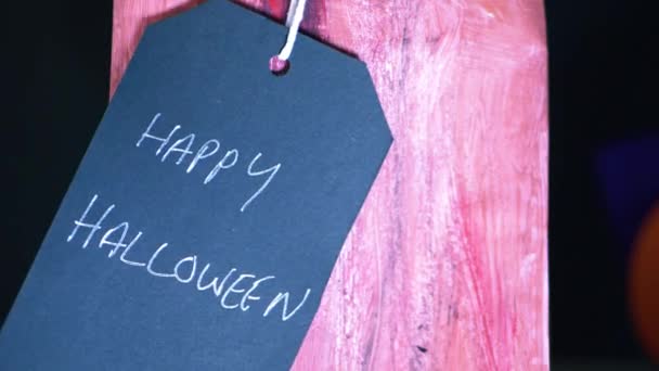 Glückliches Halloween-Geschenk-Tag auf Tasche — Stockvideo