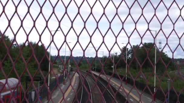 Vista da estação ferroviária vazia através da cerca — Vídeo de Stock