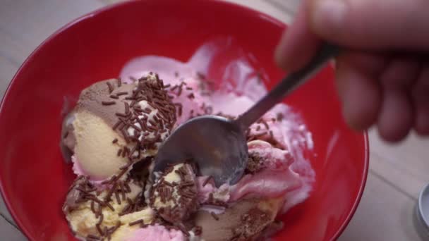 Manger de la crème glacée avec des pépites de chocolat — Video