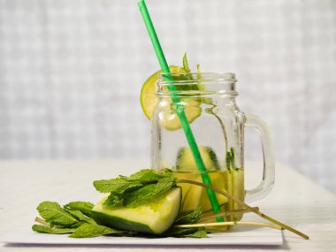 Sağlıklı salatalık nane ve limon ferahlatıcı detoks. Orta boy içki.