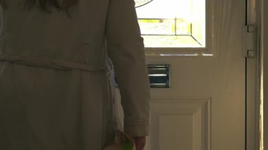 Kadınlar yaz günü evden çıkar. Orta boy, seçici odak noktası. 