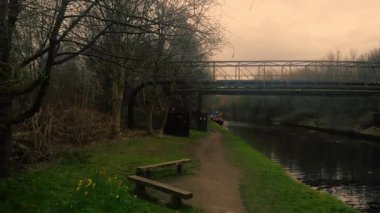 Yorkshire 'daki su yolu üzerindeki kanal köprüsü geniş 4k hava aracı seçici odak noktası