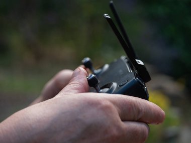 Uzaktan kumandalı ve uzaktan kumandalı eller arkaplanda. Yakın çekim seçici odak noktası