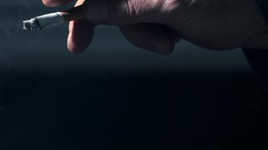 El çırpması sigara külü. Yakın çekim. Süper yavaş çekim seçici odaklanma.