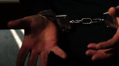 Tutuklama sonrası kelepçeler 4K seçmeli odak