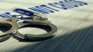 Polis kelepçeleri orta ölçekli zoom çekiminde seçici odak noktası