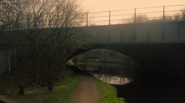 Yorkshire 'daki su yolu üzerindeki kanal köprüsü geniş yakınlaştırmalı insansız hava aracı seçici odak noktası