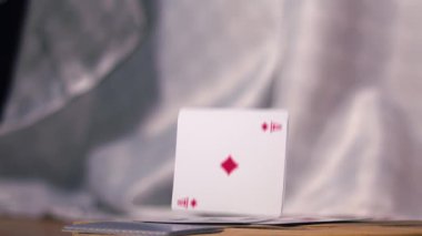 İskambil kartları orta ekrana düşerken süper yavaş çekim seçici odak