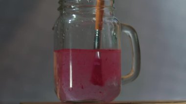 Su rengi fırçaları temizleme su kavanozuna yakın çekim süper yavaş çekim seçici odak