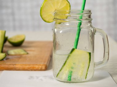 Sağlıklı nane şekeri ve limon ferahlatıcı detoks içeceği.