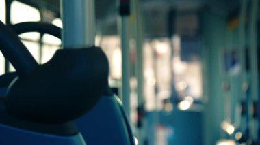 Şehir içi yolculukta otobüs koltukları. Yakın çekim seçici odak noktası.