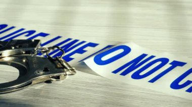 Polis kelepçeleri masanın üzerinde. Zoom çekimini kapat. Seçici odak noktası.