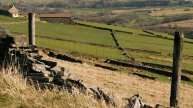 Peak District Ulusal Parkı 'ndaki kırsal alandaki eski ahır seçici bir odak noktası