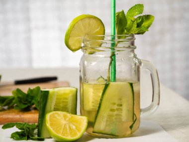 Sağlıklı nane şekeri ve limon ferahlatıcı detoks içeceği.