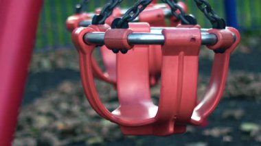 Boş çocuklar salıncak salıncak park oyun alanında hareket süper yavaş çekim seçici odak