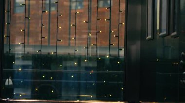 Asansör kapıları orta ölçekli alışveriş merkezinde kapanıyor.