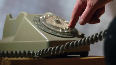 Klasik çevirmeli telefondan arama yapıyorum. Süper yavaş çekim seçici odaklanma.