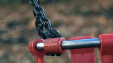 Boş çocuklar salıncakta sallanıyor. Park alanında hareket ediyor. Yakın çekim çok yavaş çekim seçici odak noktası.