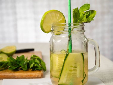 Sağlıklı salatalık nane ve limon ferahlatıcı detoks. Orta boy içki.