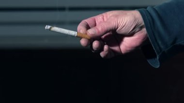 Elde sigara içilen ortam süper yavaş çekim seçici odaklanma