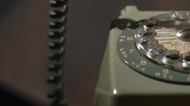 Klasik çevirmeli telefondan arama yapıyorum. Süper yavaş çekim seçici odaklanma.