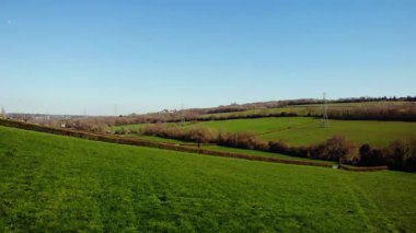 İngiliz kırsalındaki yemyeşil alanlar geniş 4k genişliğinde seçici hava odaklı