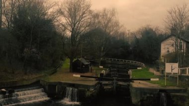 Kanal Yorkshire 'daki su yolu manzarasını kapatıyor. Geniş yakınlaştırmalı insansız hava aracı seçici odak noktası