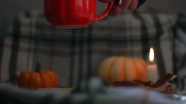 Sıcak mum ışığında portakal kabağı çayı arka planda 4k yavaş çekim seçici odak noktası