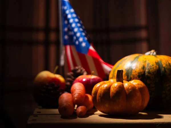 Şükran Günü için kabak havucu ve elma mevsimlik yiyecek seçici odak noktası