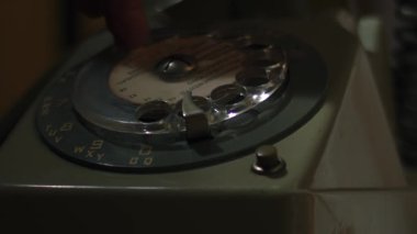 Klasik çevirmeli telefondan arama yapıyorum. Süper yavaş çekim seçici odaklanma.