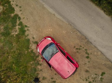 Çamur yolunda park edilmiş bir araba geniş bir drone 'un geniş açılı görüntüsü seçici odak noktası. 