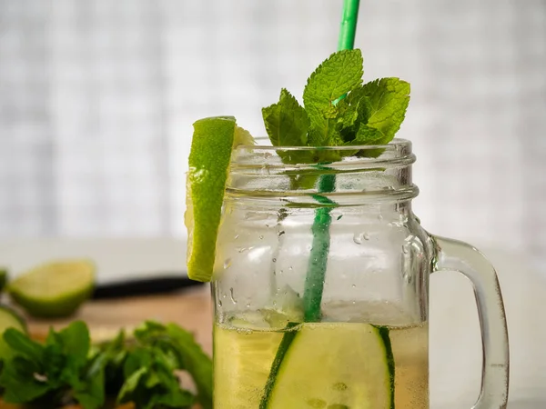 Sağlıklı salatalık nane ve limon ferahlatıcı detoks. Orta boy içki.